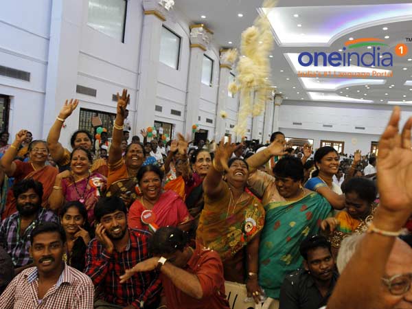 பூவைப் பிய்த்துப் போட்ட மகளிர்