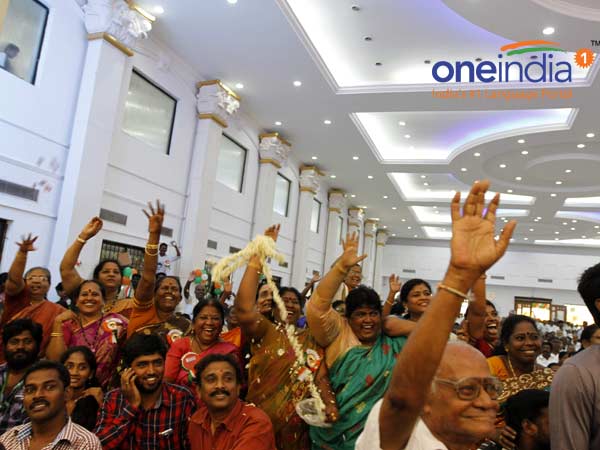 நிரம்பி வழிந்த அரங்கு