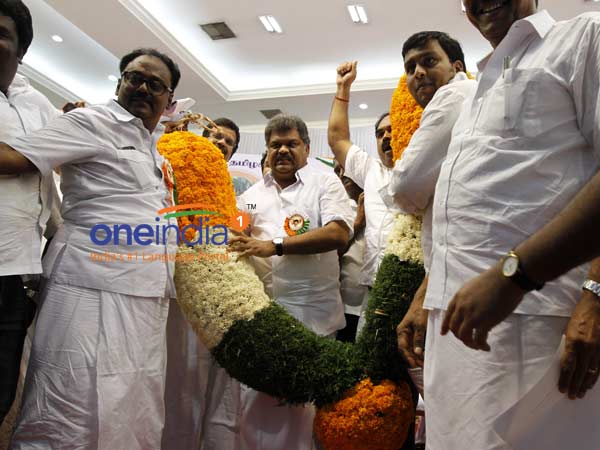 பொதுக்குழு கூட்டம்