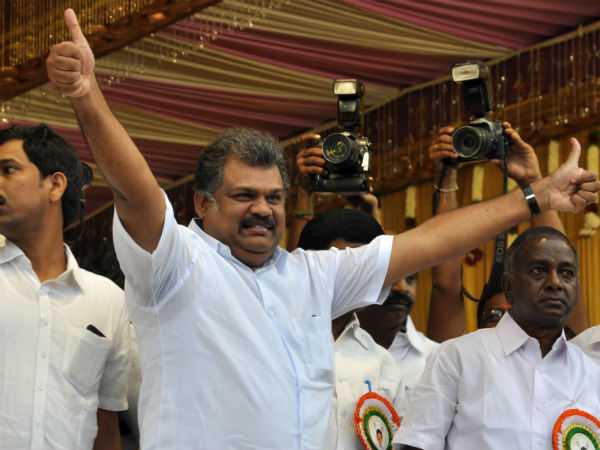 ஜி.கே.வாசனுக்கு அதிகாரம்