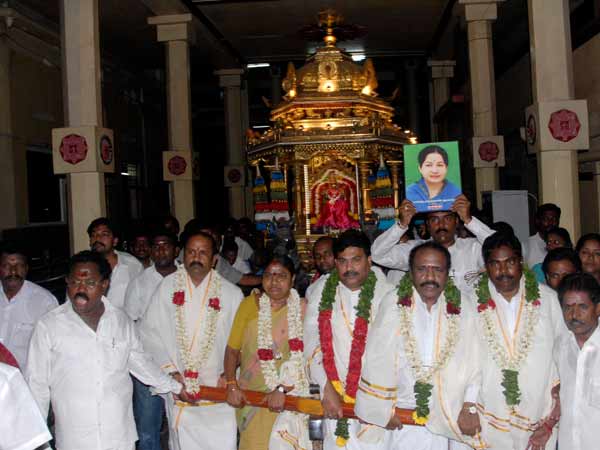 Minister Valarmathi leads spl pooja for Jaya Minister Valarmathi leads spl pooja for Jaya