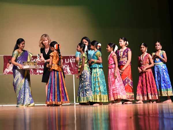 ஒரே பள்ளி - இரண்டு விழாக்கள்