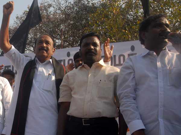 கைகோர்த்த தலைவர்கள்