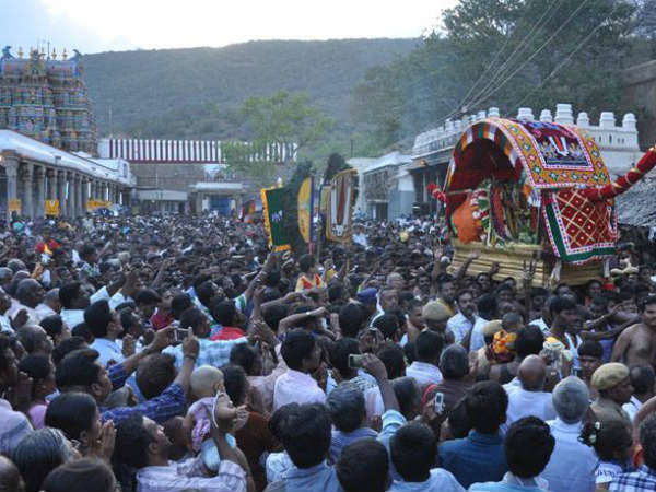விசிறி வீசிய பக்தர்கள்