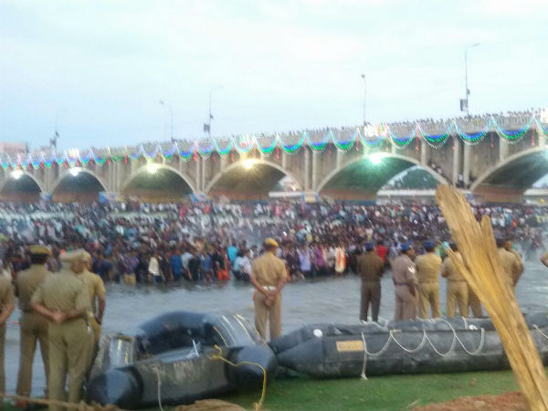 வைகையில் இறங்கினார்