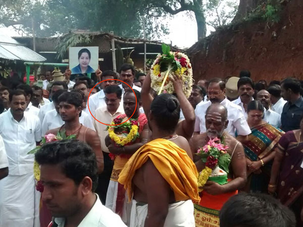 யாகத்தில் நாமக்கல் ஆட்சியர்