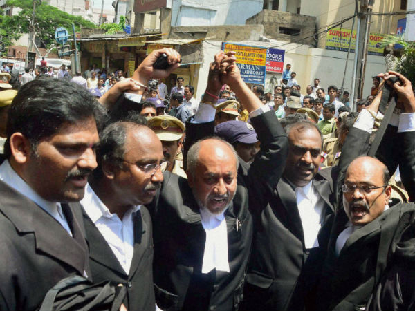 வக்கீல்கள் இல்லை, நீதிபதிகள் இல்லை