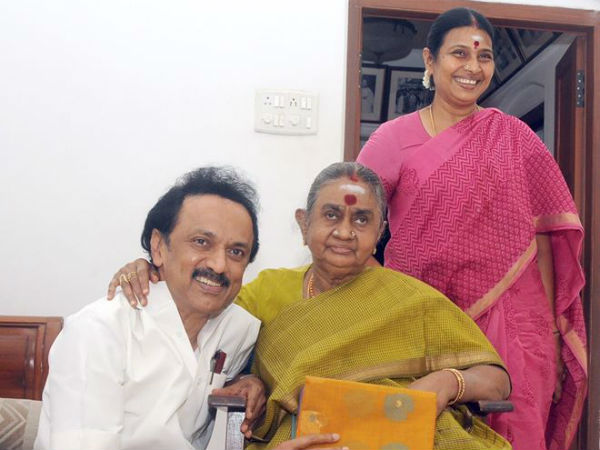 மரத்திலிருந்து உதிரும் பூக்களைப் போல