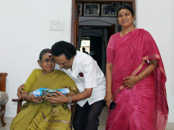கண்ணோரம் நீர்த்துளி