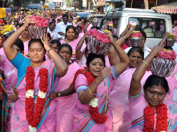 பால் குடங்கள்