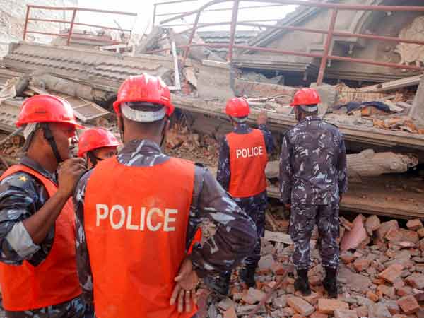 வீதிக்கு வந்த மக்கள்