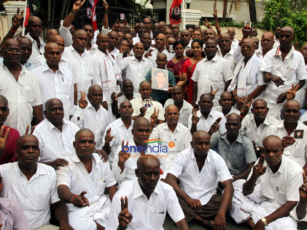 ADMK cadres tonsure their heads