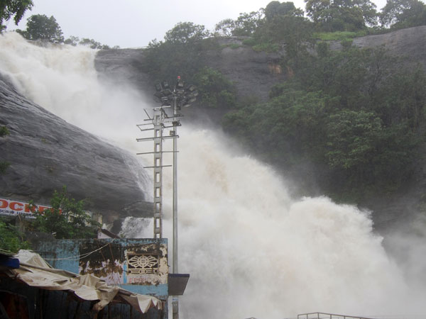 குற்றாலத்தில் மழை