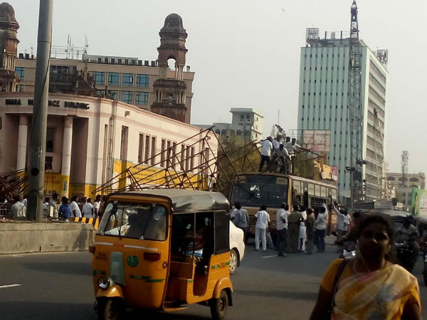 Jaya banner falls on city bus in Chennai