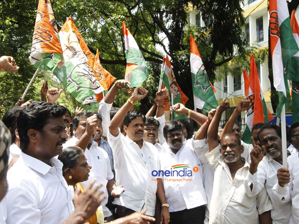IIT madras ban row: Congress workers protest in Shastri bhavan