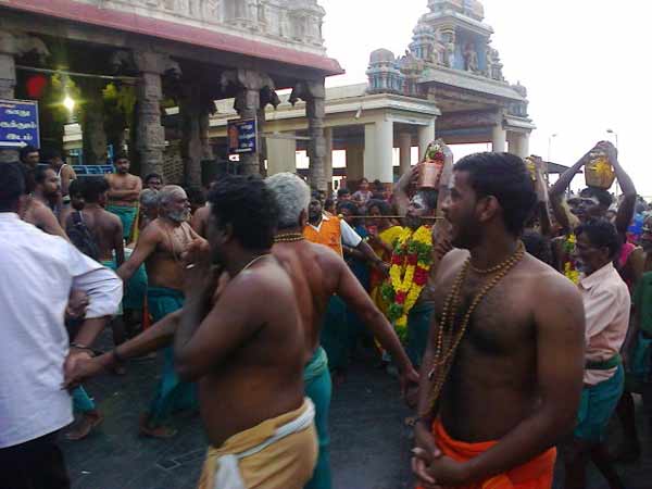 பால்குடம் சுமந்து