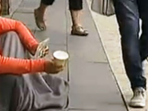 காபி கோப்பையுடன்