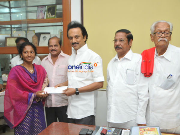 Stalin gives cash rewards for SSLC and TNPSC students