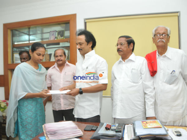 Stalin gives cash rewards for SSLC and TNPSC students