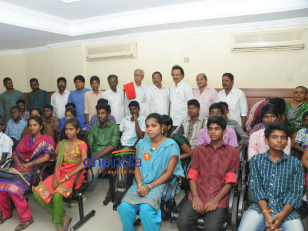 Stalin gives cash rewards for SSLC and TNPSC students