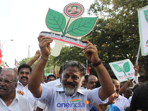 அப்படியே ராஜ்கிரண் மாதிரியே கீறாருபா!