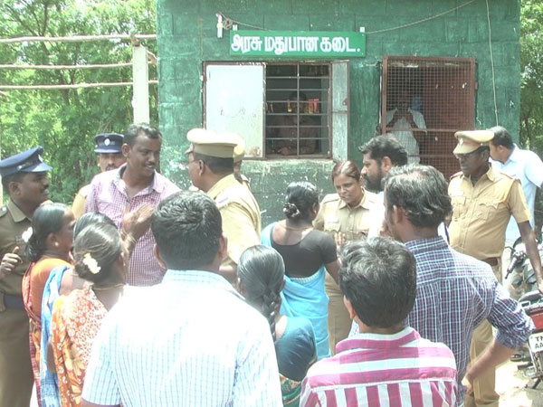 People siege Tasmac shop in Karur