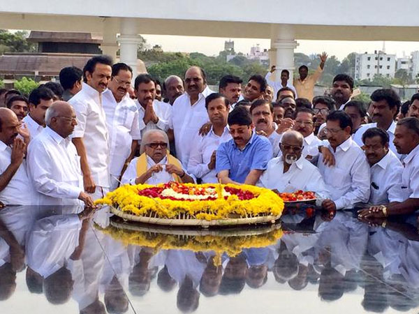 அண்ணாவிற்கு மலர்வளையம்