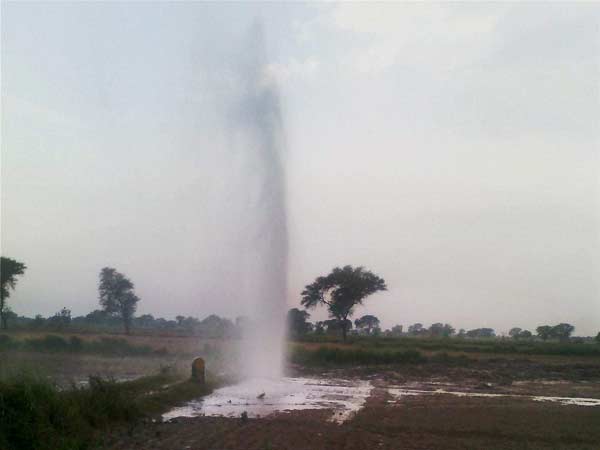Mathura: Diesel coming out from a broken IOC Pipeline