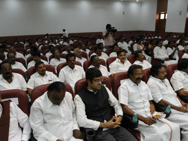 செயற்குழுவில் எதிர்ப்பு