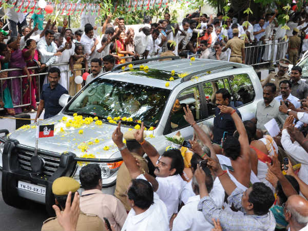 முழங்கிய மக்கள்
