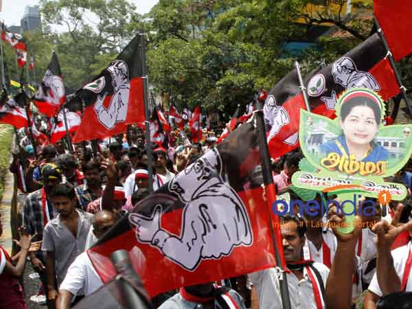 வேட்பு மனுத் தாக்கலின்போது