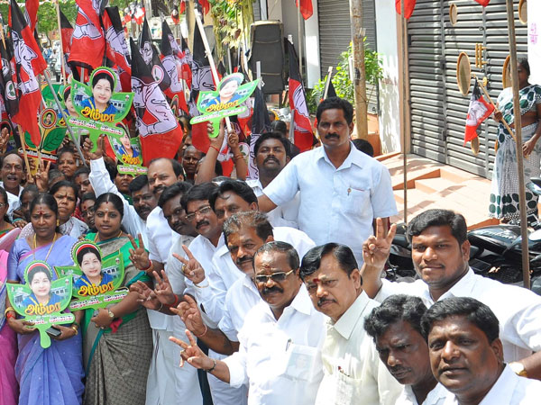 தெருவெங்கு பட்டாசு முழக்கம்: