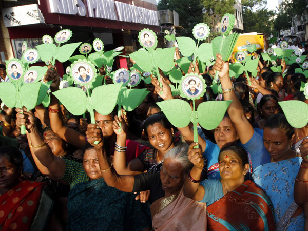 கையில் இலை.. வாயில் புன்னகை