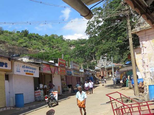 காற்று வாங்கும் வியாபாரிகள்