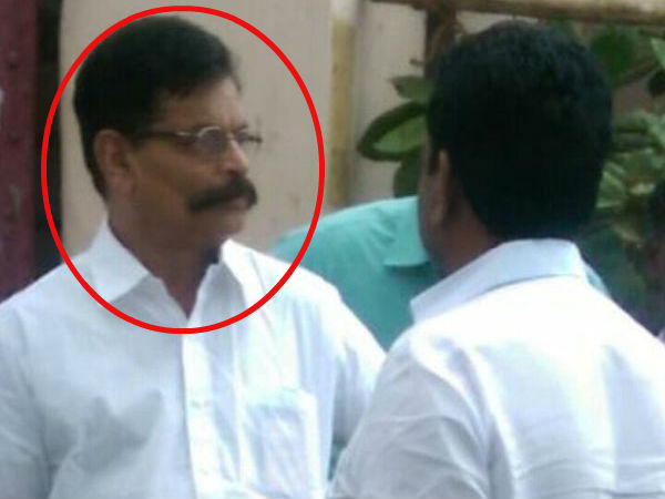 கட்சி கரைவேட்டியுடன் பிரச்சாரம்