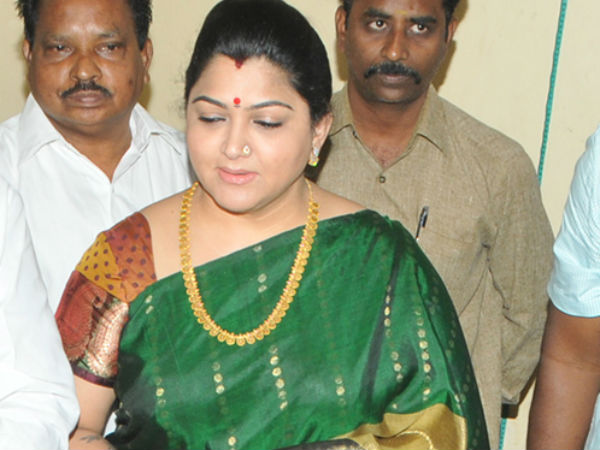 பச்சையில் கலக்கிய குஷ்பு