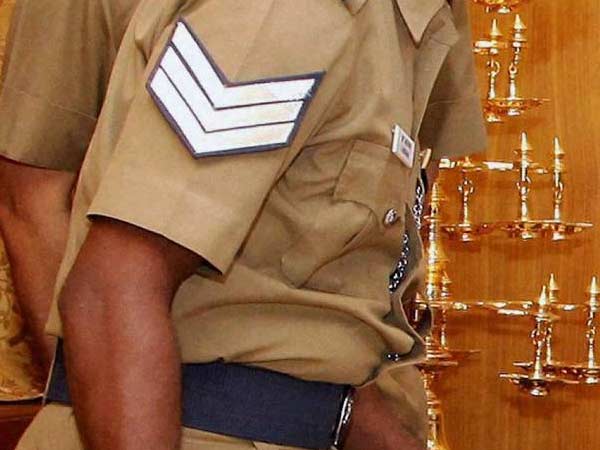 போலீஸ் அதிகாரிகளுக்கு தொடர்பு