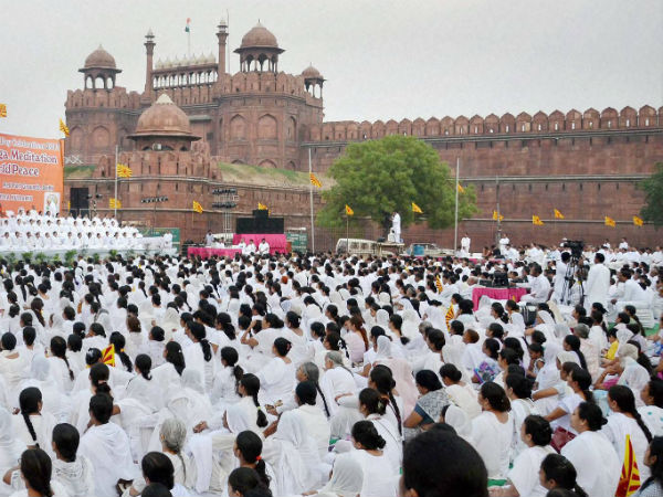 வெள்ளை நிற உடை...