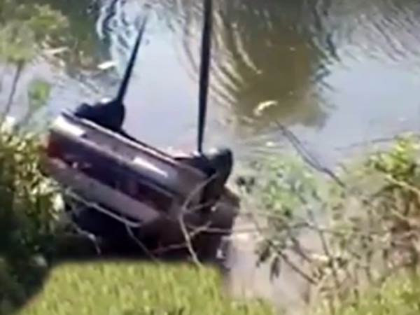 Woman dies during sex romp with boyfriend after parked car rolls into river Woman dies during sex romp with boyfriend after parked car rolls into river