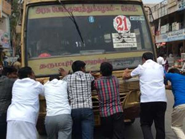 பஸ்ஸைச் தள்ளி விட்டு பிரச்சாரம்