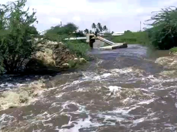 ஆற்றில் வெள்ளம்