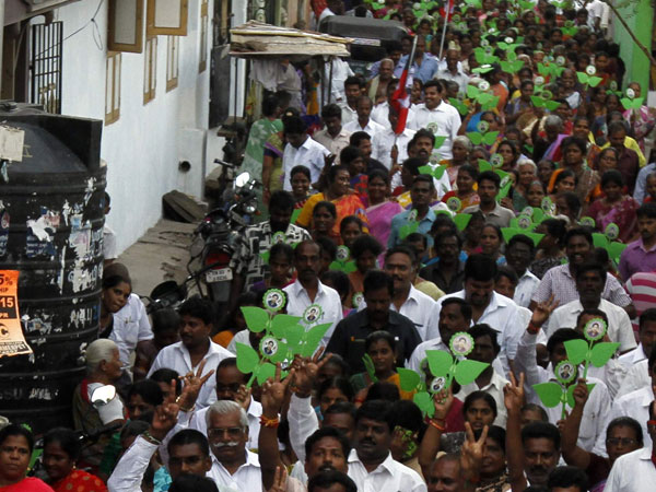 அரசு அதிகாரிகள்