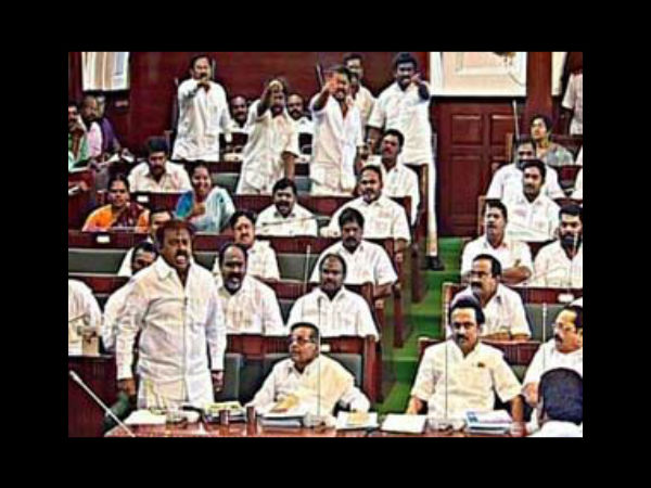 நாக்கை துருத்தி