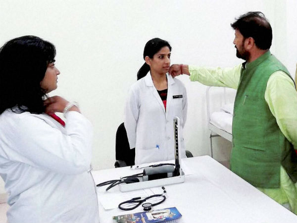 Picture of J&K BJP minister touching woman doctor’s collar goes viral Picture of J&K BJP minister touching woman doctor’s collar goes viral