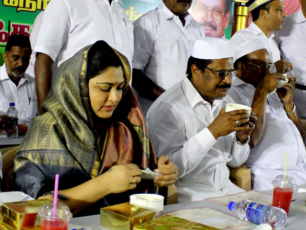 Khushbu attends Iftar party thrown by TNCC