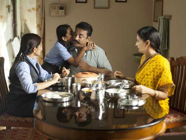 அப்பா கமல், அம்மா கெளதமி + 2 மகள்கள் அப்பா கமல், அம்மா கெளதமி + 2 மகள்கள்