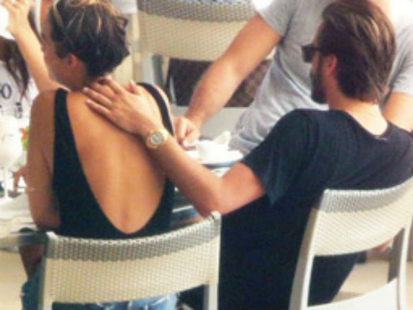 அள்ளுகிறார்.. கிள்ளுகிறார்