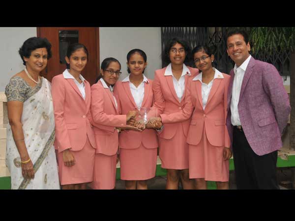 PM Narendra Modi tweets OneIndia report; girls keen to meet him PM Narendra Modi tweets OneIndia report; girls keen to meet him