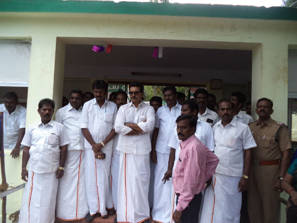 Sarath Kumar takes boat ride in Courtallam