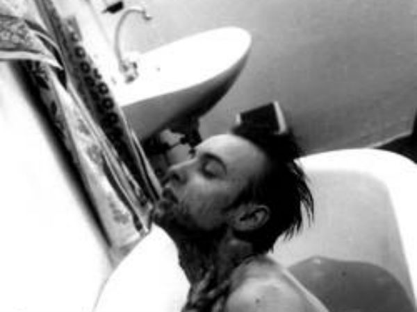 வீடெங்கும் உடல்கள் வீடெங்கும் உடல்கள்